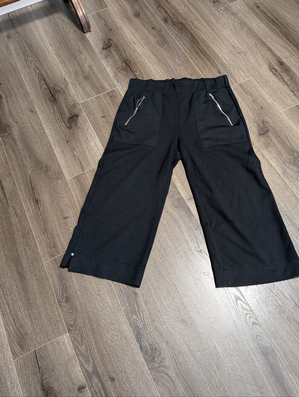 Soft Surroundings Black Pull-on Capris Pants.